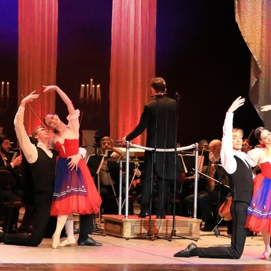 Мир рукоплещет Музыкальному