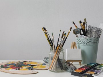 Роспись мишки Bearbricks в технике флюид-арт