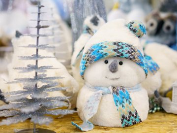 Как снеговик за ёлкой ходил