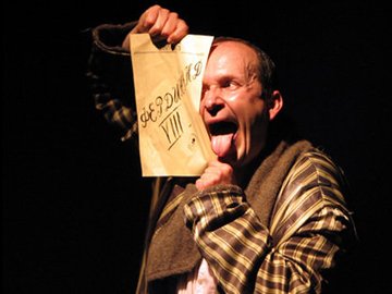 Он был титулярный советник…