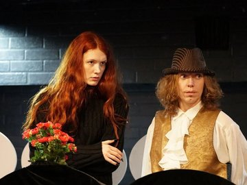 Дама, чьё место по центру