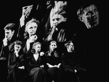 Лицо сестры в сиянии стекла