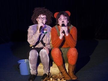 Встретил ёжик медвежонка