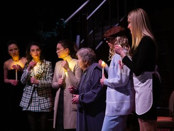 Восемь женщин