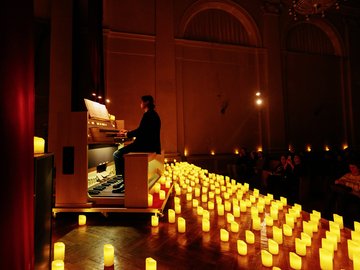 Орган и дудук при свечах