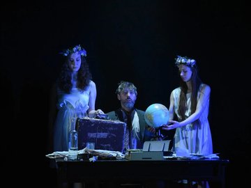 Дом окнами…