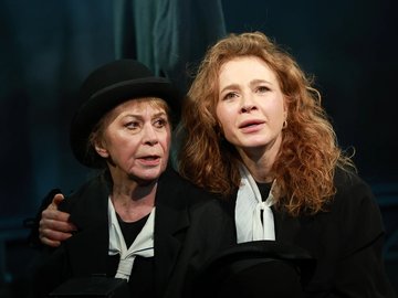 Две дамочки в сторону севера