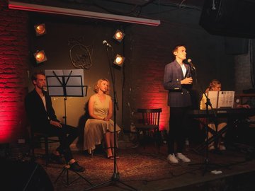 Всё начинается с любви...