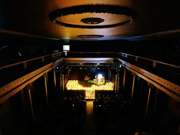 Орган и дудук при свечах