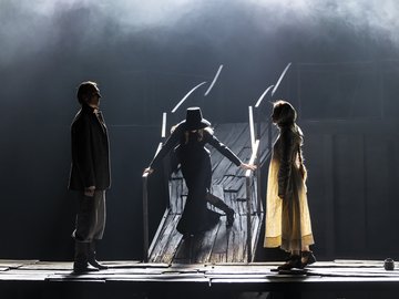 Светит, да не греет