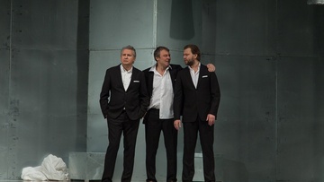 Четверо в комнате, не считая охранника