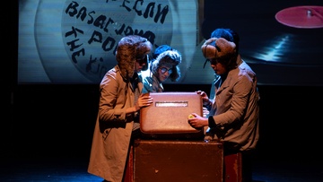 15 старых чемоданов и одна страна