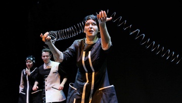 Лес, ведьма и горящий шкаф