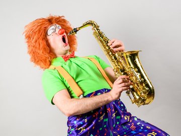 Клоун-дирижер и симфонический оркестр