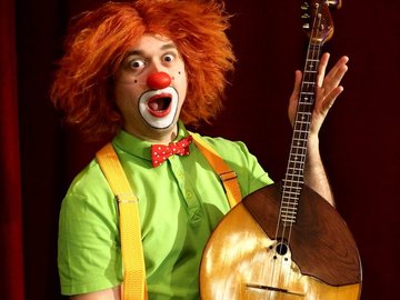 Клоун-дирижёр и Оркестр народных инструментов