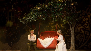 С неба упали три яблока