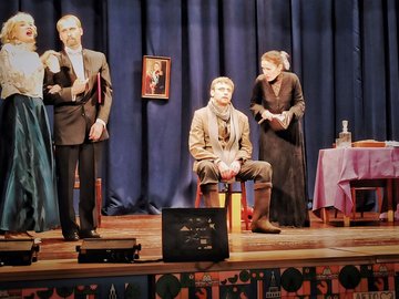 Чехов улыбается