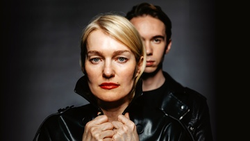 Это всё она