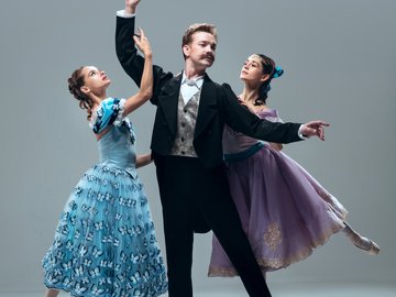 Танцевальный вечер во дворце