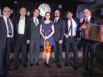 Но мы не плачем и не рыдаем