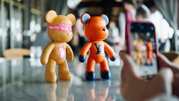 Роспись мишки Bearbricks в технике флюид-арт