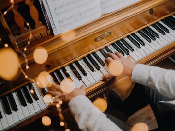 Кто сказал, что нужно бросить песни на войне?