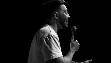 Французский стендап-концерт