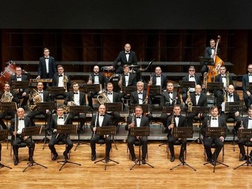 В городском саду играет духовой оркестр