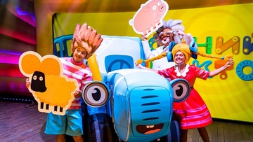 Синий трактор едет к нам