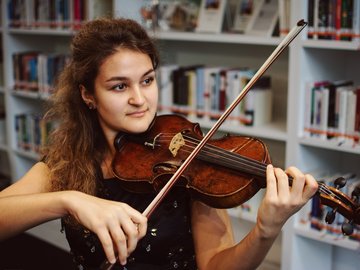 Младший коллега маститых композиторов и их оппонент