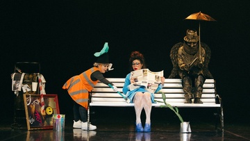 Фонарь. Скамейка. Урна