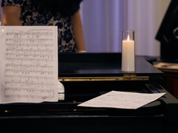 Меркнет слабый свет свечи