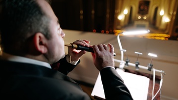 Дудук в сиянии свечей