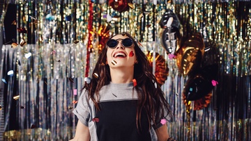 Дискотека. Да, брови выщипала!