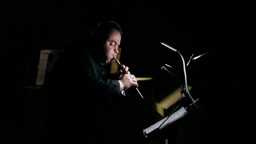 Дудук в сиянии свечей