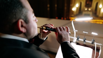 Дудук в сиянии свечей