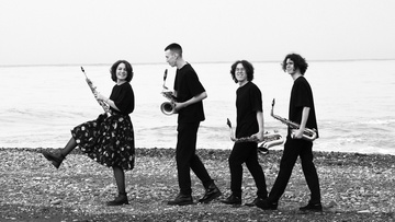 Саксофоны при свечах