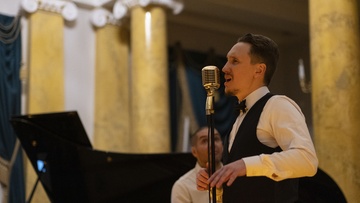 Фрэнк Синатра при свечах во дворце