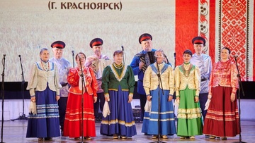 Льются песни над рекой