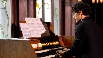 Новое утро в особняке. Кофе, друзья, орган