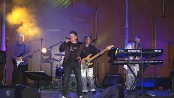 Праздничный концерт за столиками. Новый год с группой 77