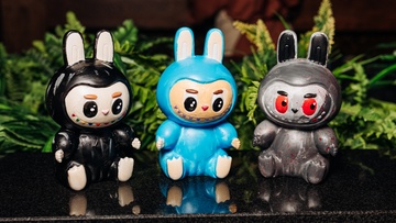 Роспись игрушки Лабубу с видом на Неву