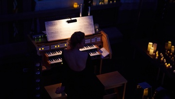 Щелкунчик в мерцании свечей