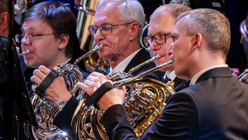 По главной улице с оркестром