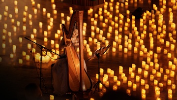 Орган и арфа при свечах