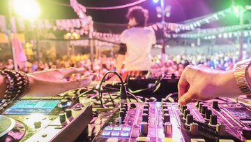 Золотые хиты 90-х и 2000-х