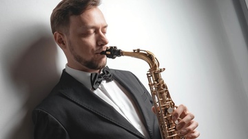 Орган и саксофон при свечах: лунный свет над Невой