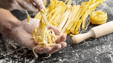 Средиземноморская кухня: страчателла, фетучини и яблочный тарт