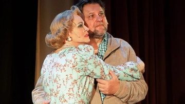 Двое на скамейке