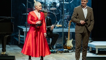 А белый лебедь на пруду...